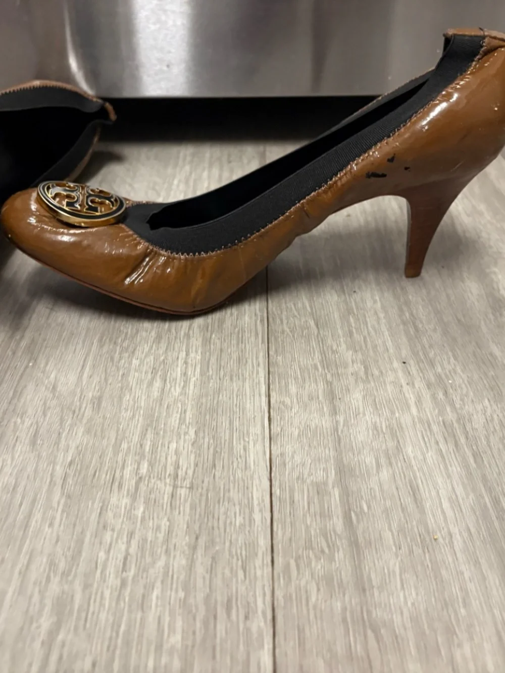 Tory Burch Brown and Black Patent Leather Pumps with Logo Detail Size 11